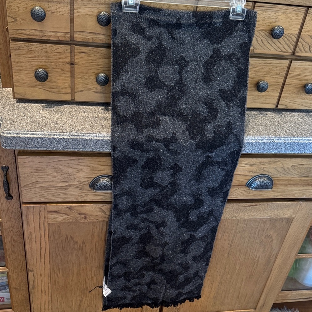 🆕 V. FRAAS Charcoal 40% Virgin Wool Scarf with color speckling/animal print